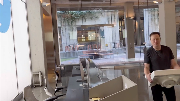 推特员工瑟瑟发抖中：马斯克抱着洗手盆进入推特大厦暗示即将完成收购