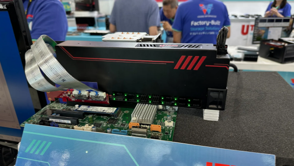 这款PCIe转接卡可以安装28个M.2固态硬盘并提供109GB每秒的读写速度